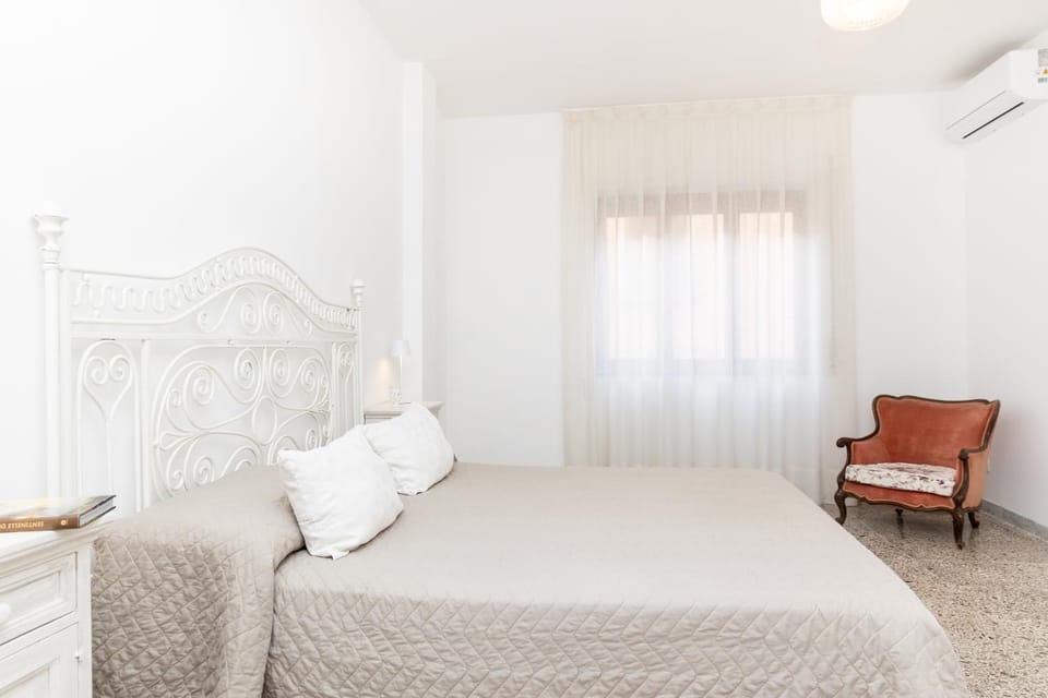 Bed, Photo of the whole room, Bedroom, air conditioner