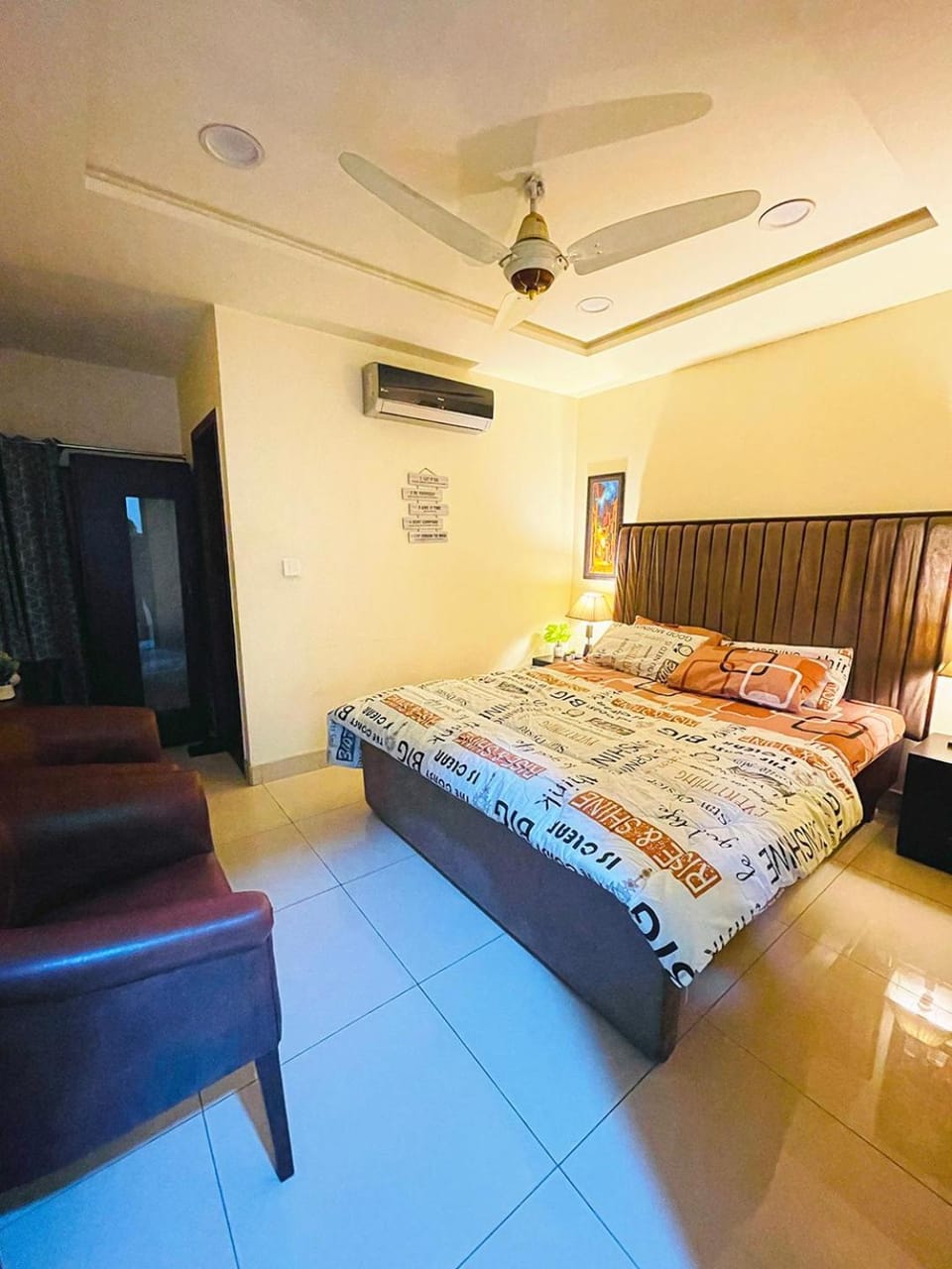 Bed, Photo of the whole room, Bedroom, air conditioner