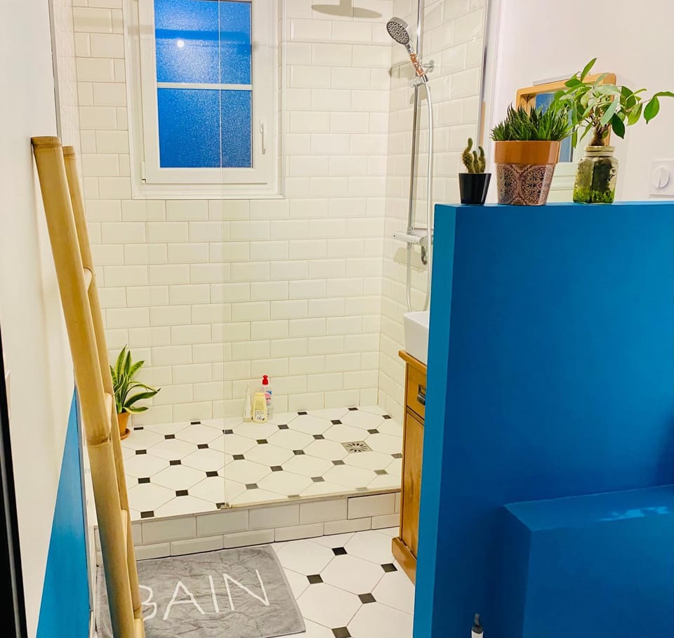 Shower, Bathroom, Internal: Not applicable to any particular room