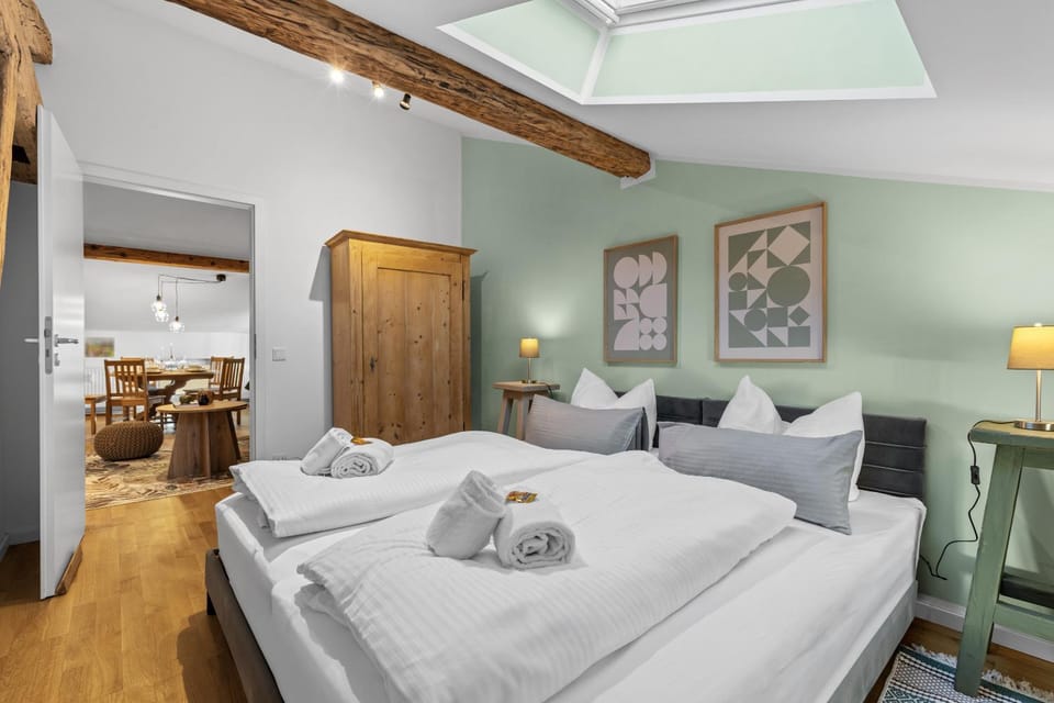Living room, Bedroom, towels