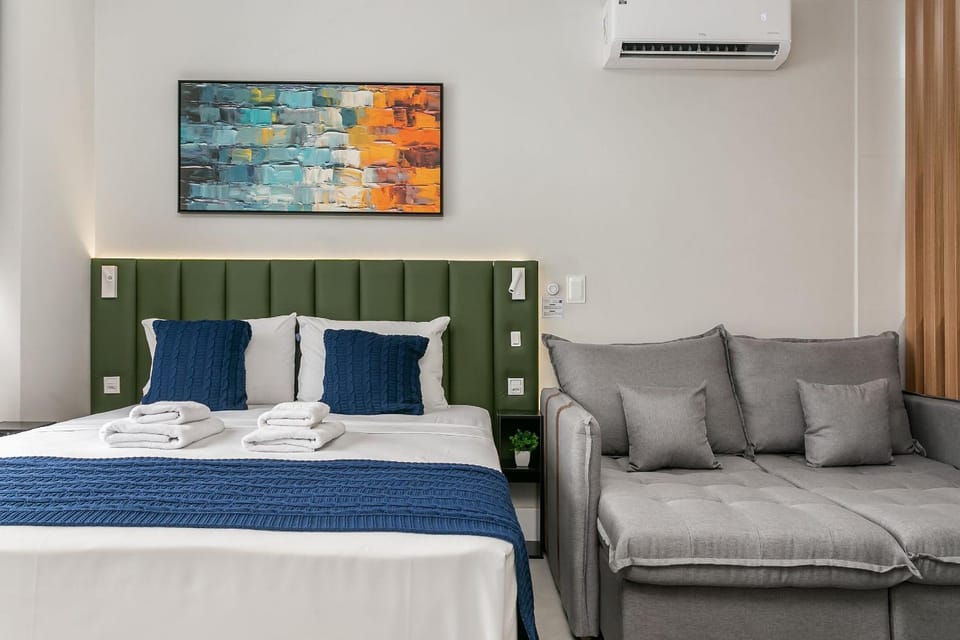 Bed, towels, air conditioner