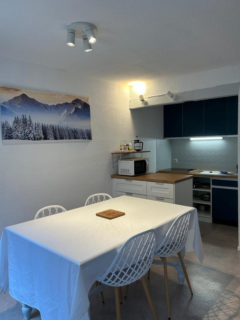 Kitchen or kitchenette, Dining area, stove