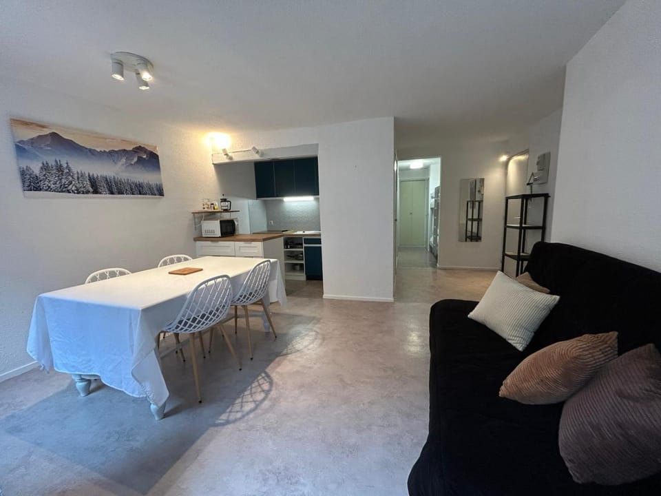 Kitchen or kitchenette, Living room, Dining area