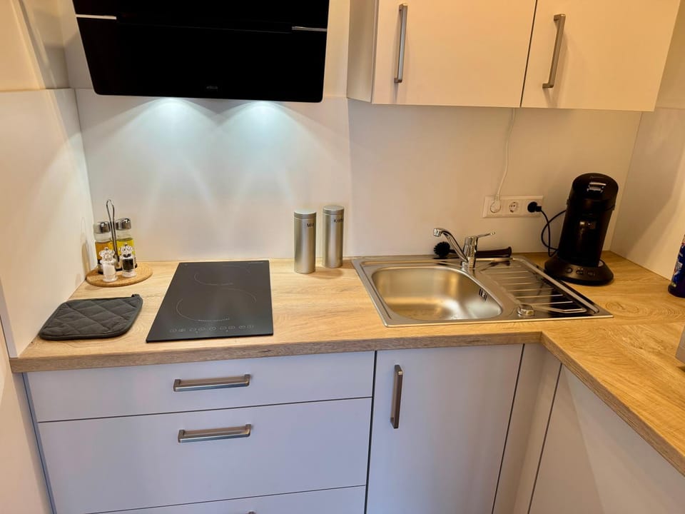 Coffee/tea facilities, Kitchen or kitchenette, stove