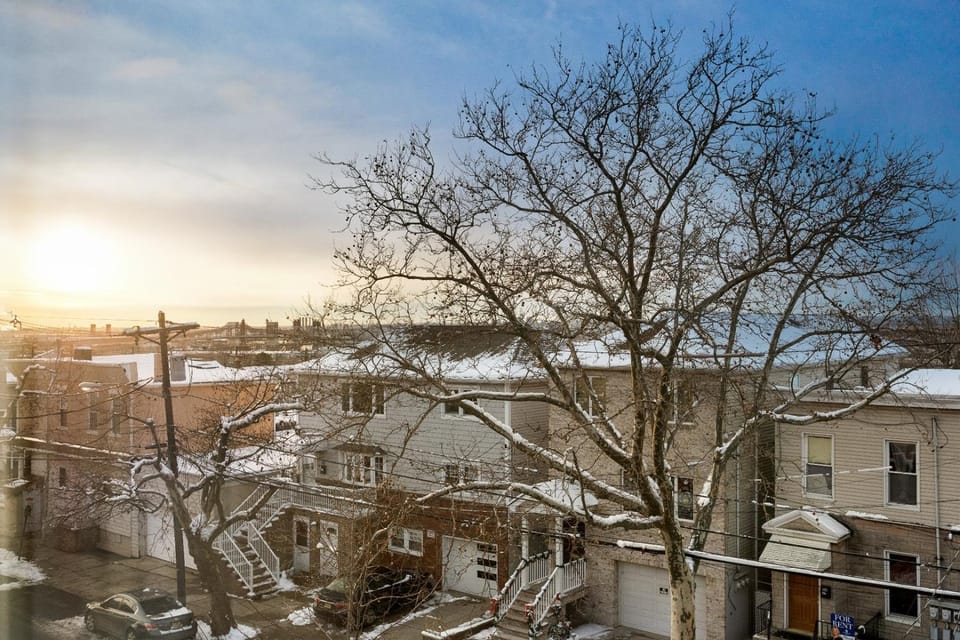 4 BR • Vaulted Living • Sleeps 11 House in Secaucus