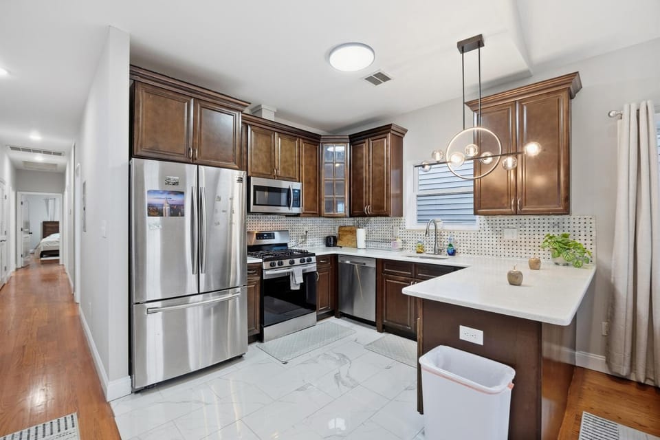 4 BR • Vaulted Living • Sleeps 11 House in Secaucus
