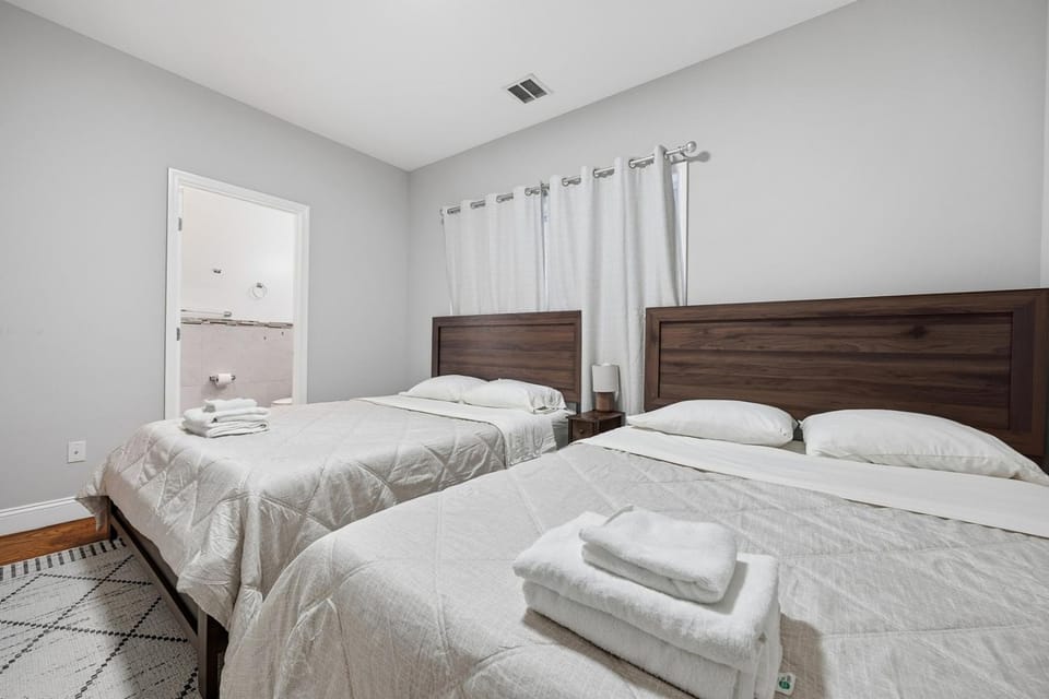 4 BR • Vaulted Living • Sleeps 11 House in Secaucus