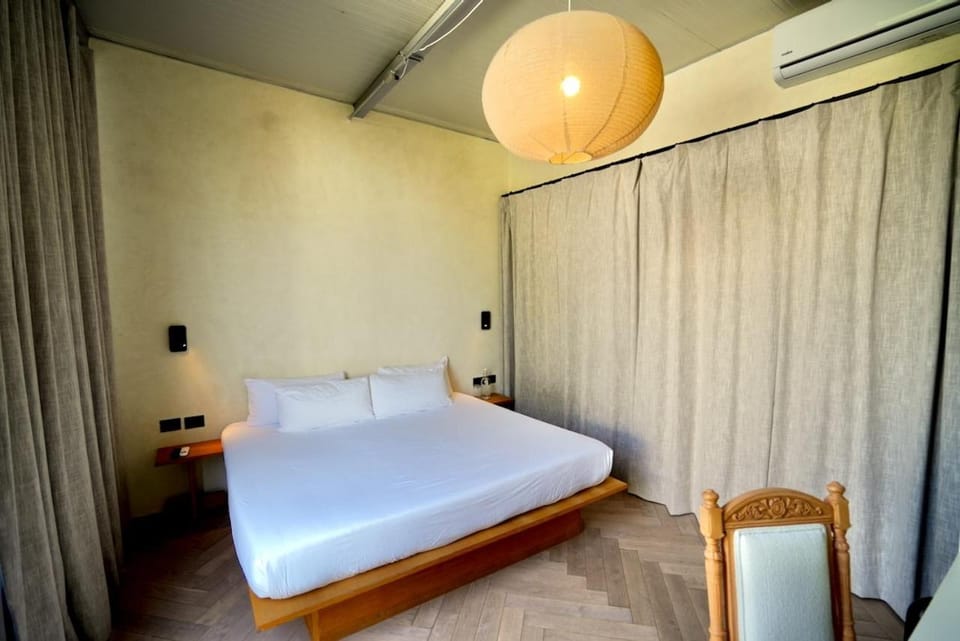Bed, air conditioner