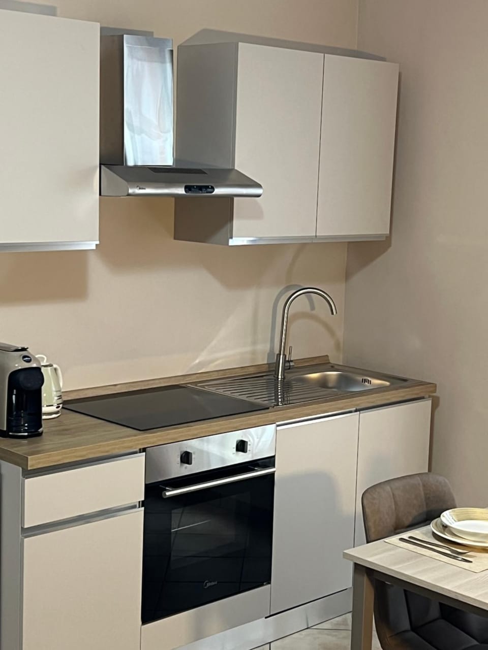 Coffee/tea facilities, Kitchen or kitchenette, Dining area, dishwasher, stove