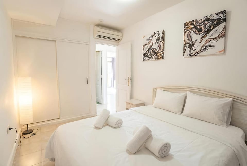Bed, Bedroom, towels, air conditioner