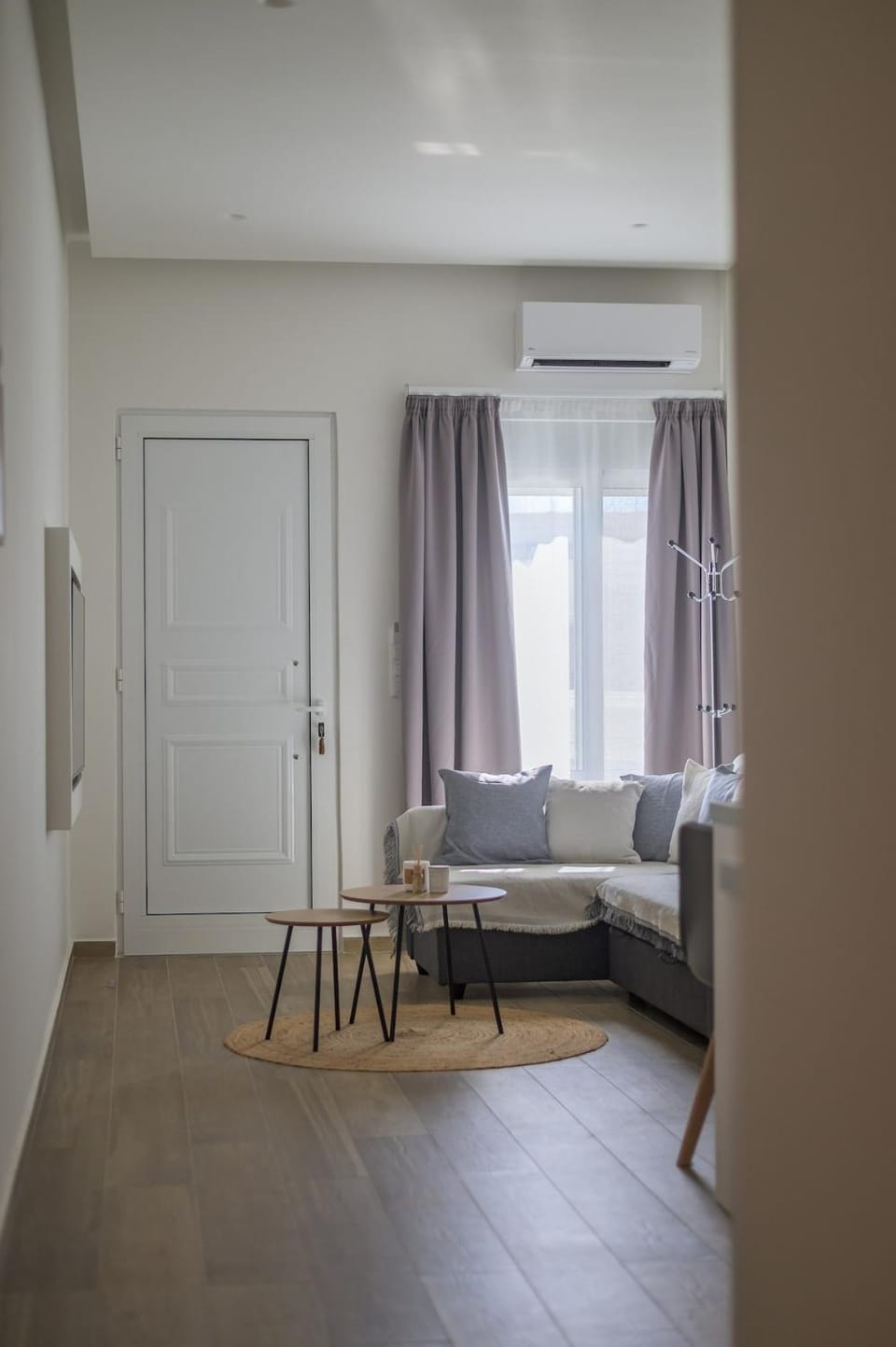 Facade/entrance, Bed, Living room, Photo of the whole room, Seating area, Dining area, Bedroom, air conditioner