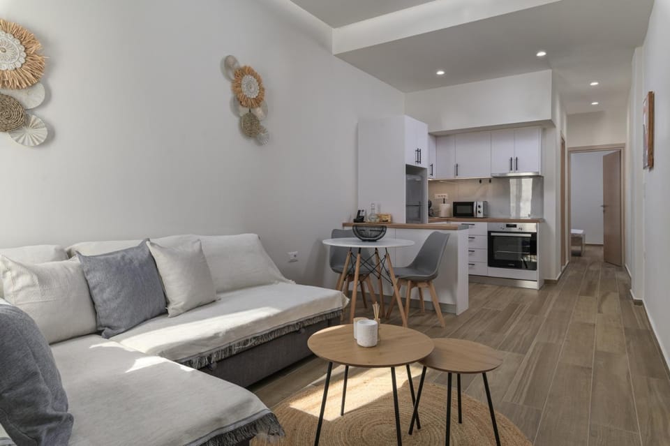 Kitchen or kitchenette, Living room, Seating area, Dining area, minibar, oven, stove
