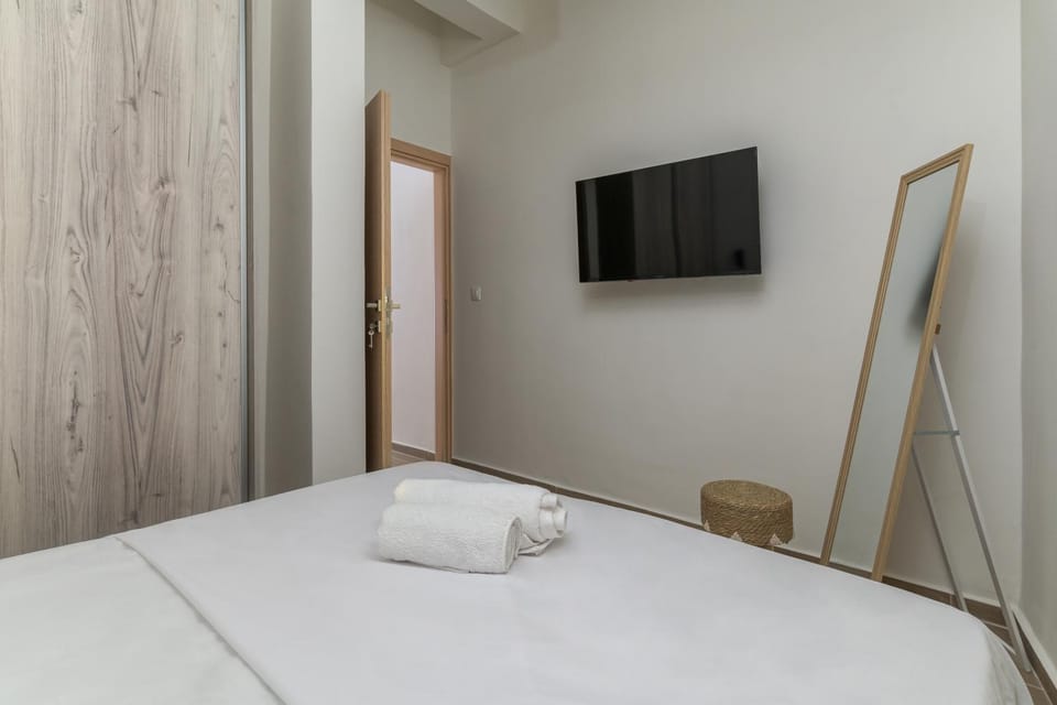 Bed, TV and multimedia, Photo of the whole room, Bedroom, towels