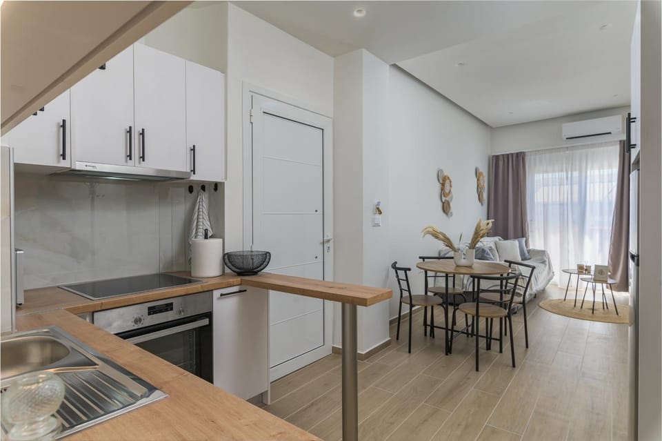 Coffee/tea facilities, Kitchen or kitchenette, Living room, Seating area, Dining area, microwave, minibar, stove, toaster, wardrobe