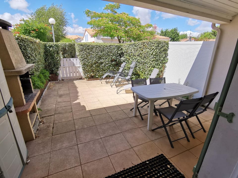 Maisonette avec piscine et parking, proche plage - FR-1-194-343 House in La Tranche-sur-Mer