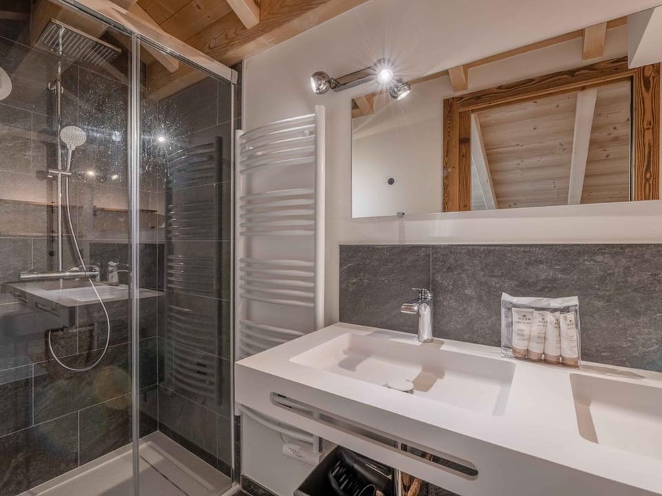 Morzine: Appartement moderne 8 pers, ski-in/ski-out, 72m², parking, wifi Apartment in Montriond