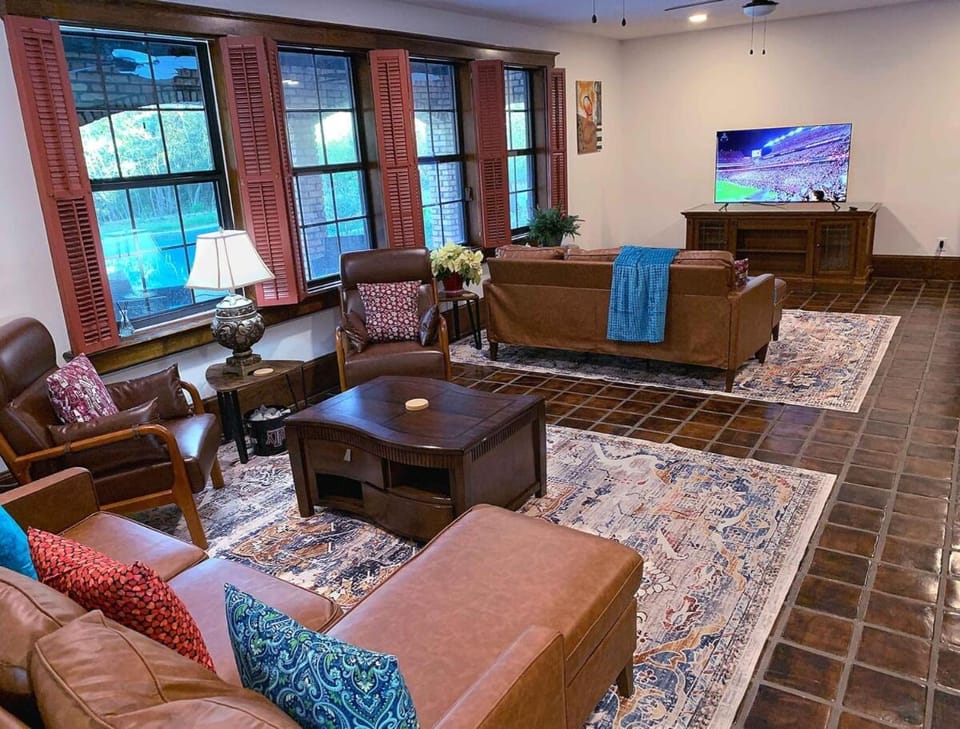 Communal lounge/ TV room, TV and multimedia, Living room, Seating area, Evening entertainment