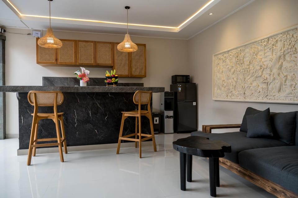 Kitchen or kitchenette, Living room, Seating area, Dining area