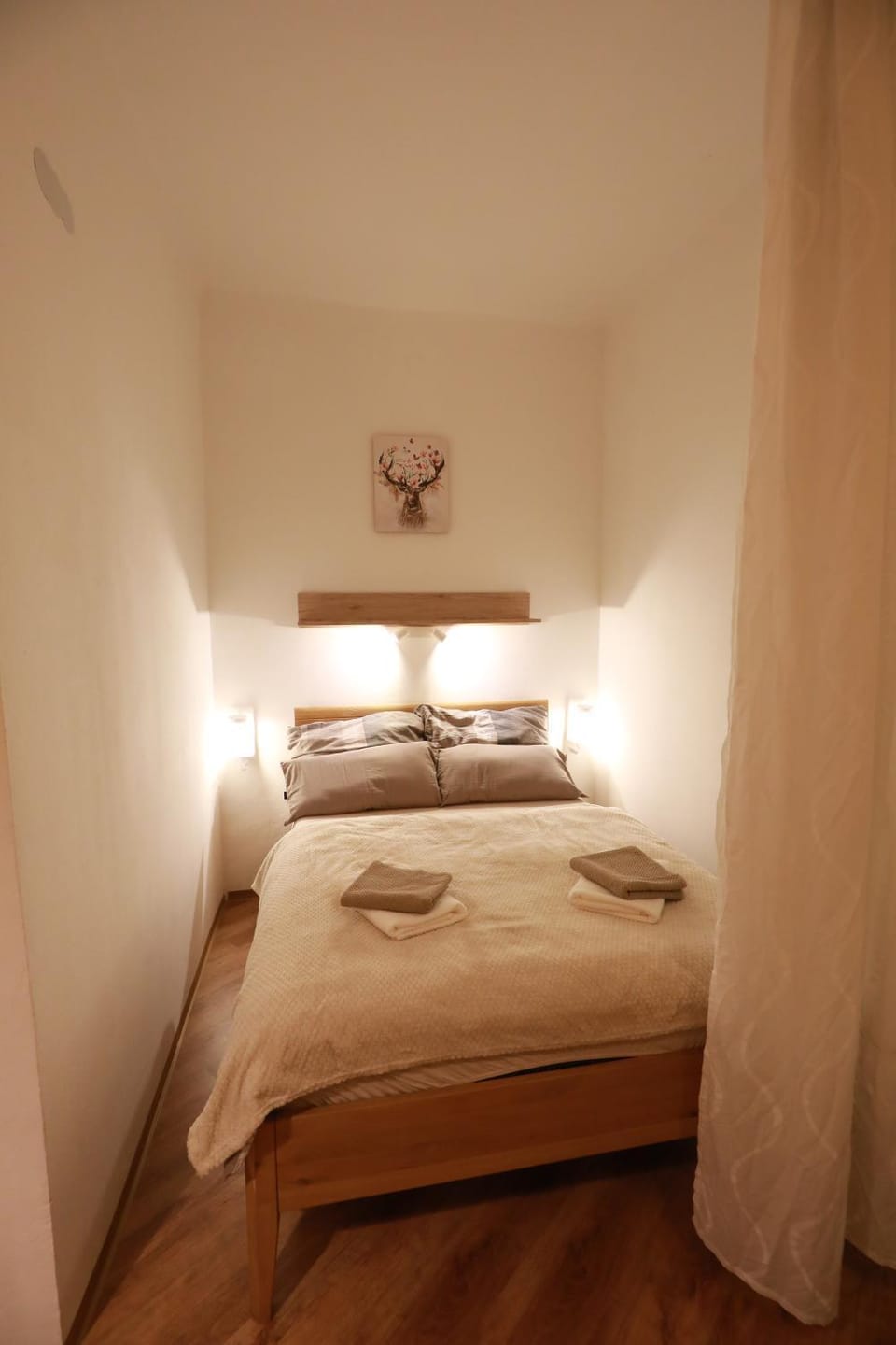 Bed, Photo of the whole room, Decorative detail, Bedroom, towels