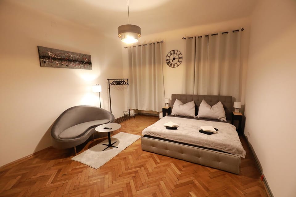 Bed, Living room, Photo of the whole room, Decorative detail, Seating area, Bedroom
