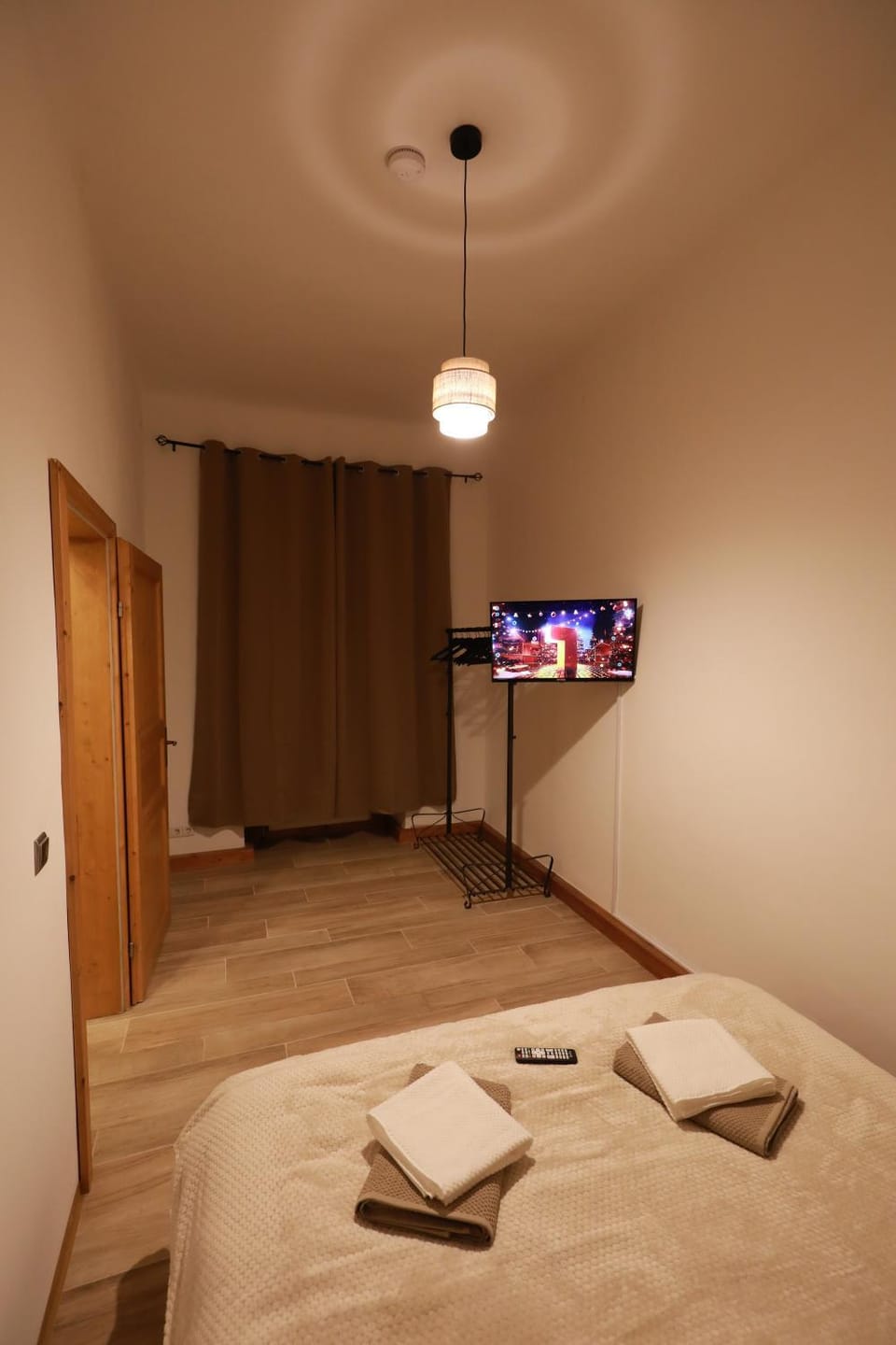 Bed, TV and multimedia, Photo of the whole room, Bedroom