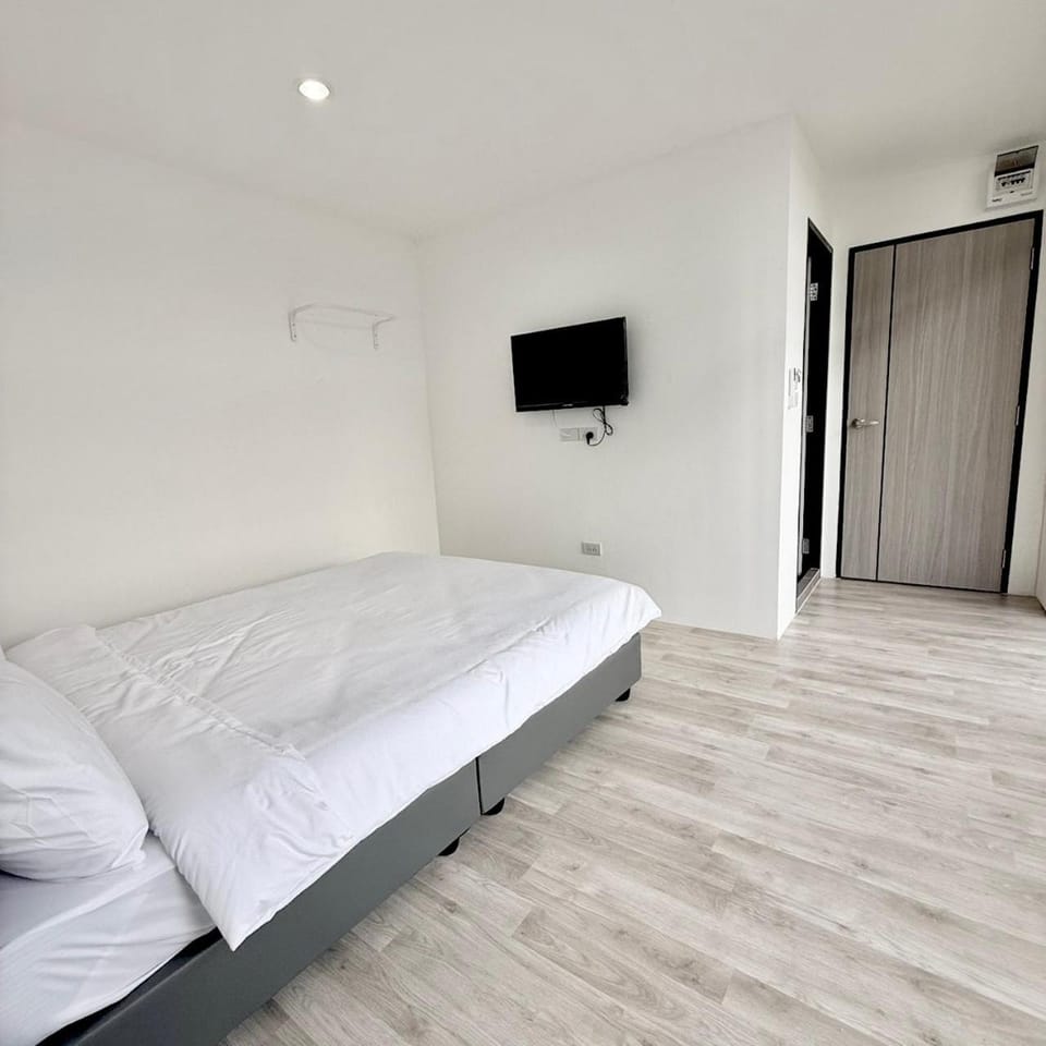 Bed, TV and multimedia, Photo of the whole room, Bedroom