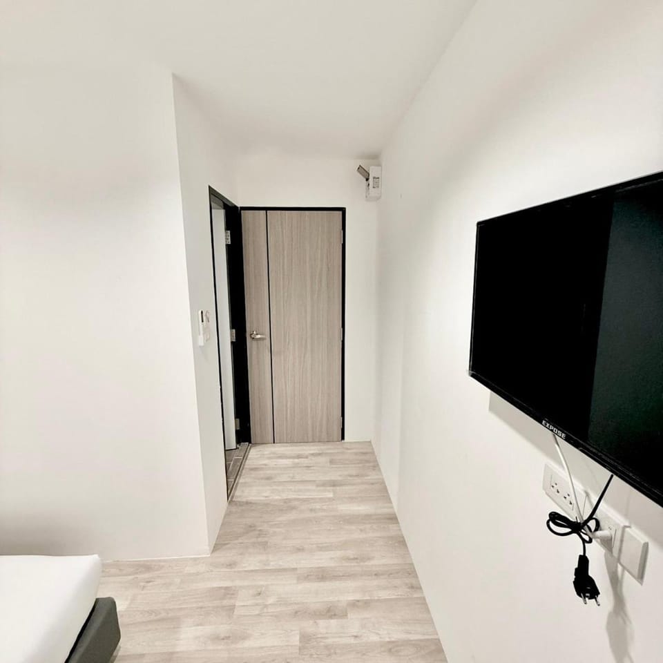 Bed, TV and multimedia, Photo of the whole room