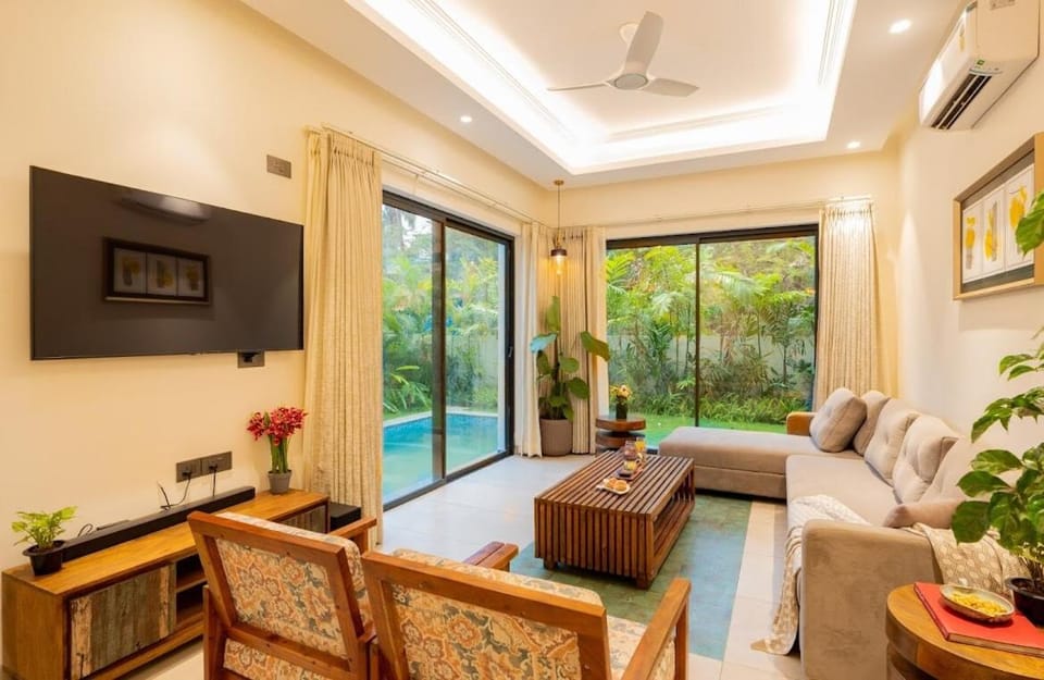 Living room, Pool view, Pool view, Swimming pool