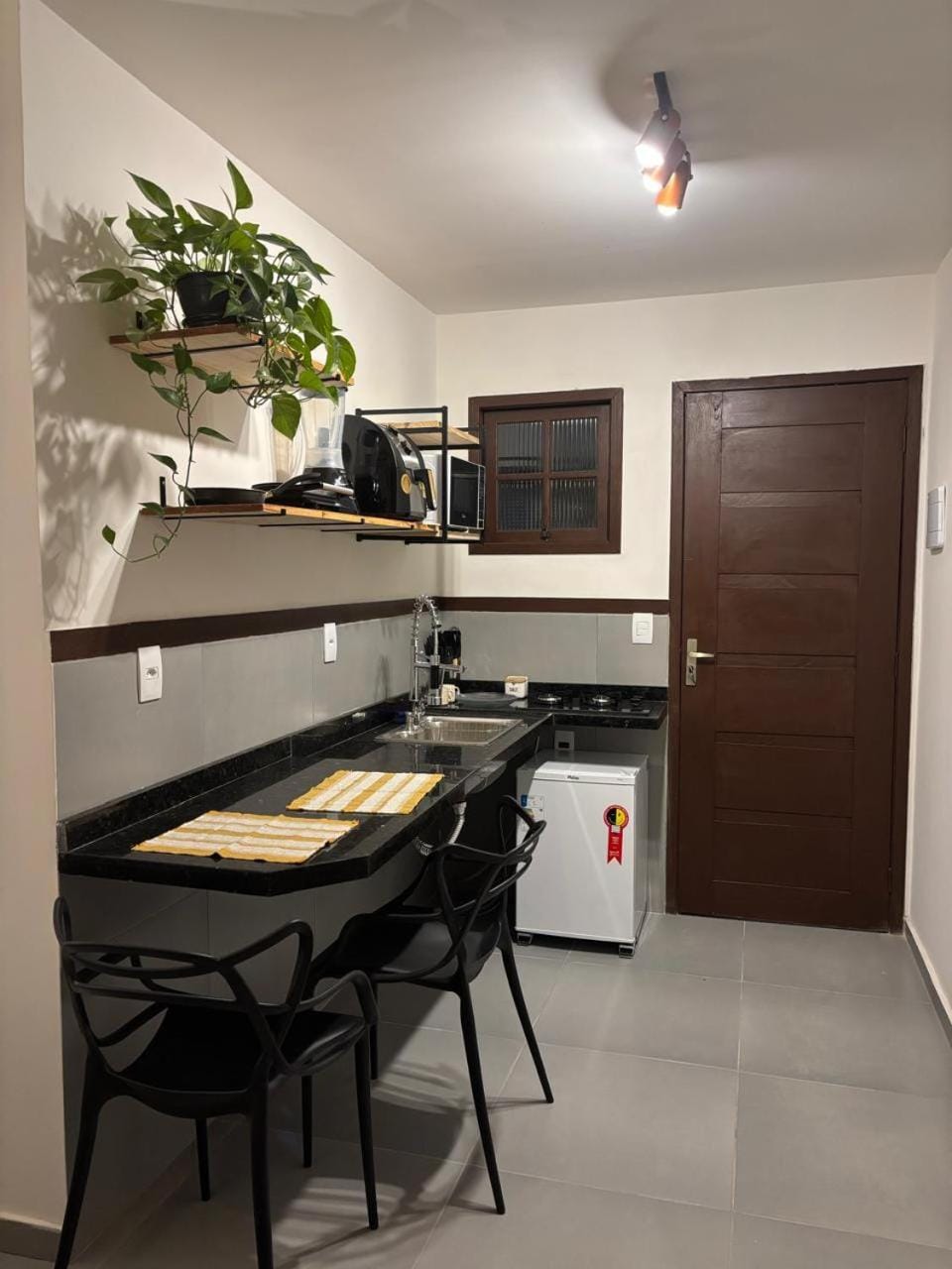 Kitchen or kitchenette, Dining area, minibar, oven, stove