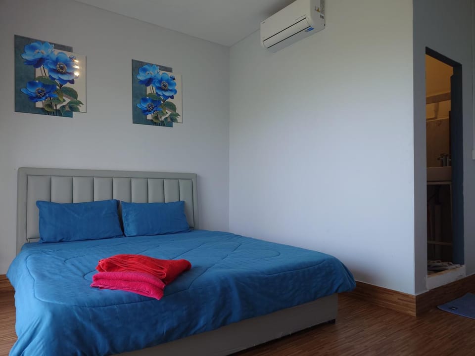 Bed, Photo of the whole room, Bedroom, air conditioner