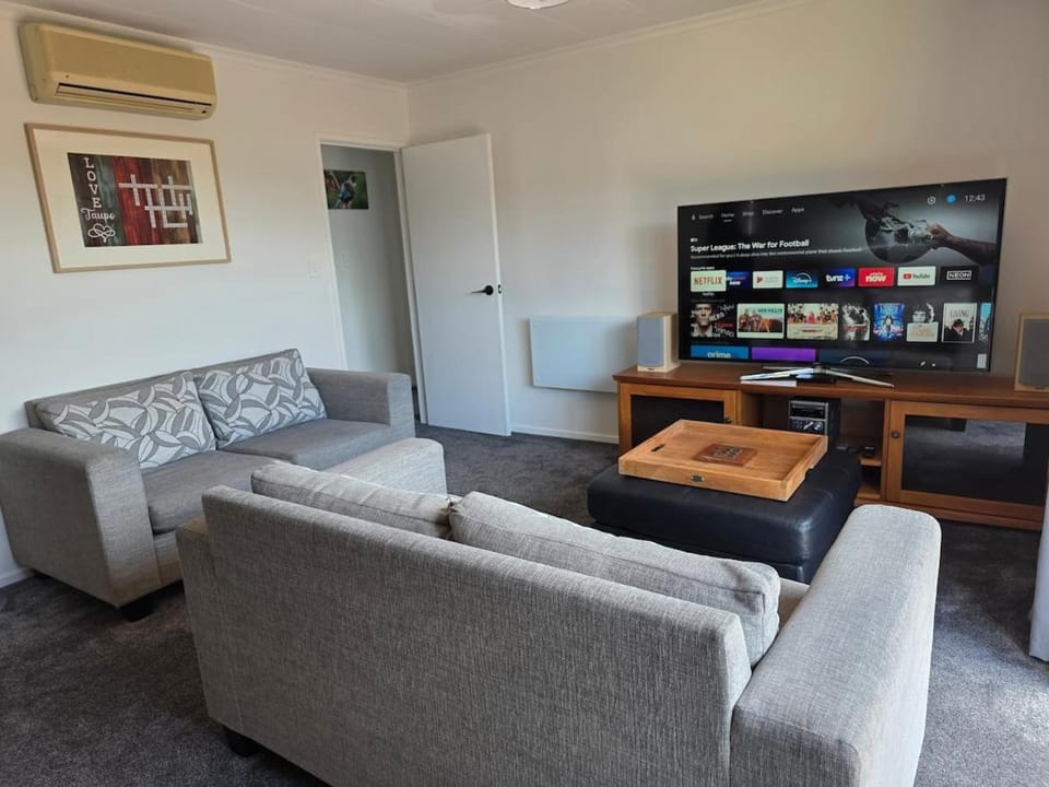 TV and multimedia, Living room, Evening entertainment