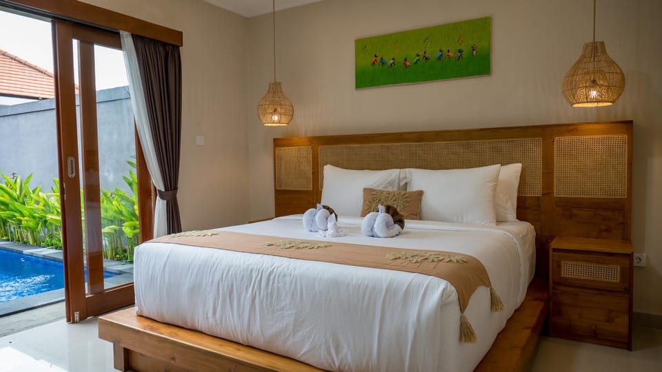 Bed, Bedroom, Swimming pool