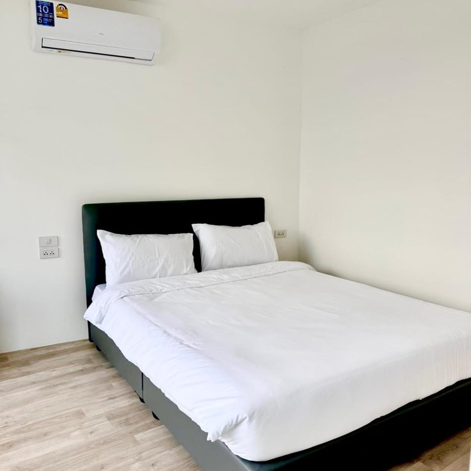 Bed, Photo of the whole room, Bedroom, air conditioner