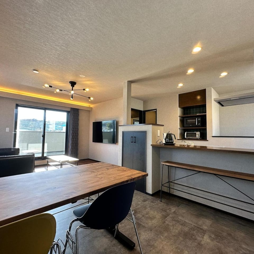 TV and multimedia, Kitchen or kitchenette, Dining area, oven, stove