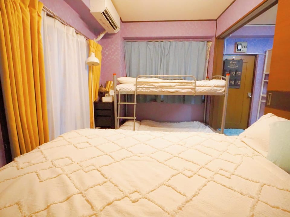 Bedroom, bunk bed