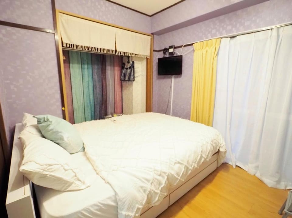 Bed, TV and multimedia, Bedroom