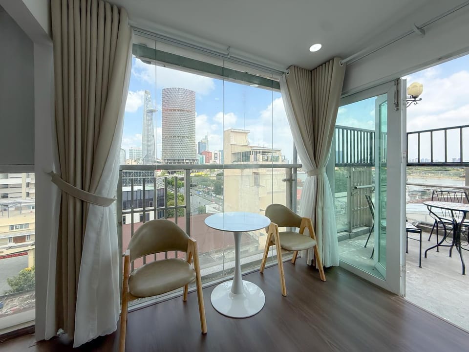 View (from property/room), Balcony/Terrace, Living room, Seating area, City view