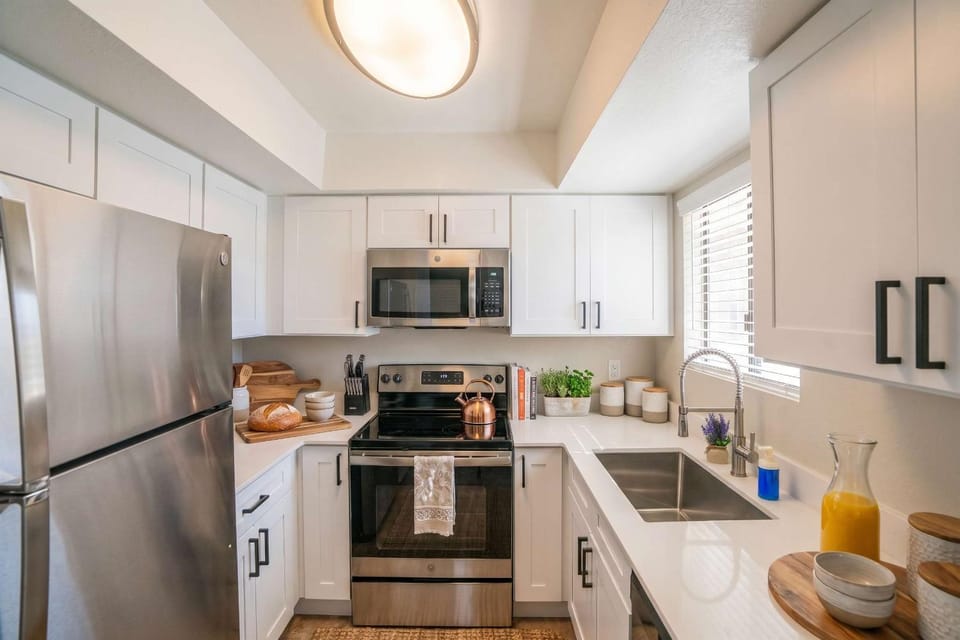 Near Casino Pool Gym Balcony Parking Washer Dryer Apartment in Scottsdale