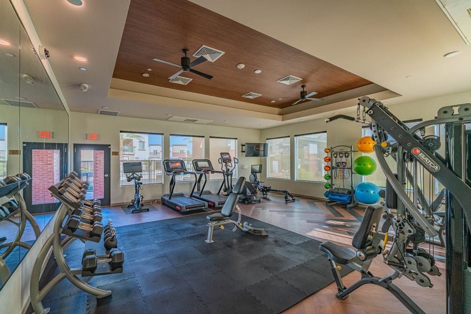 Westgate Near Stadium Balcony Pool Parking Gym WD Apartment in Glendale