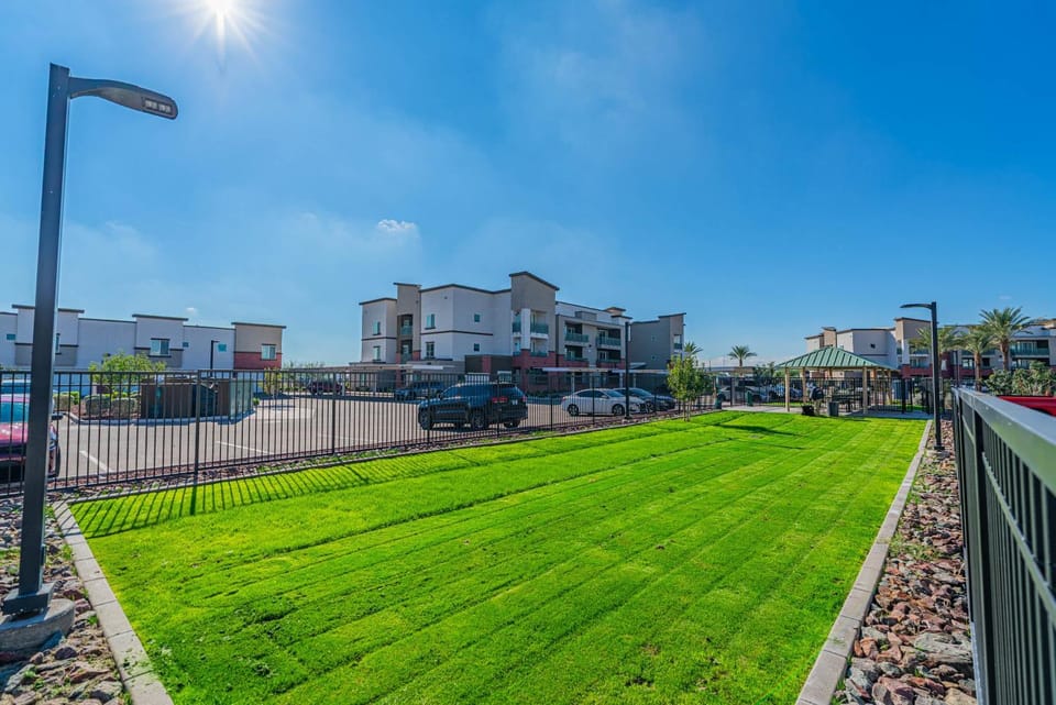 Game Day Ready Balcony Pool Gym Parking WD Apartment in Glendale