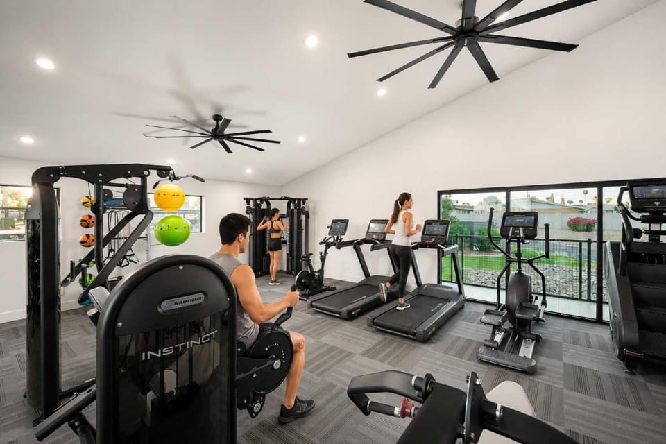 Prime Location Pool Gym Balcony Parking Washer and Dryer Apartment in Scottsdale
