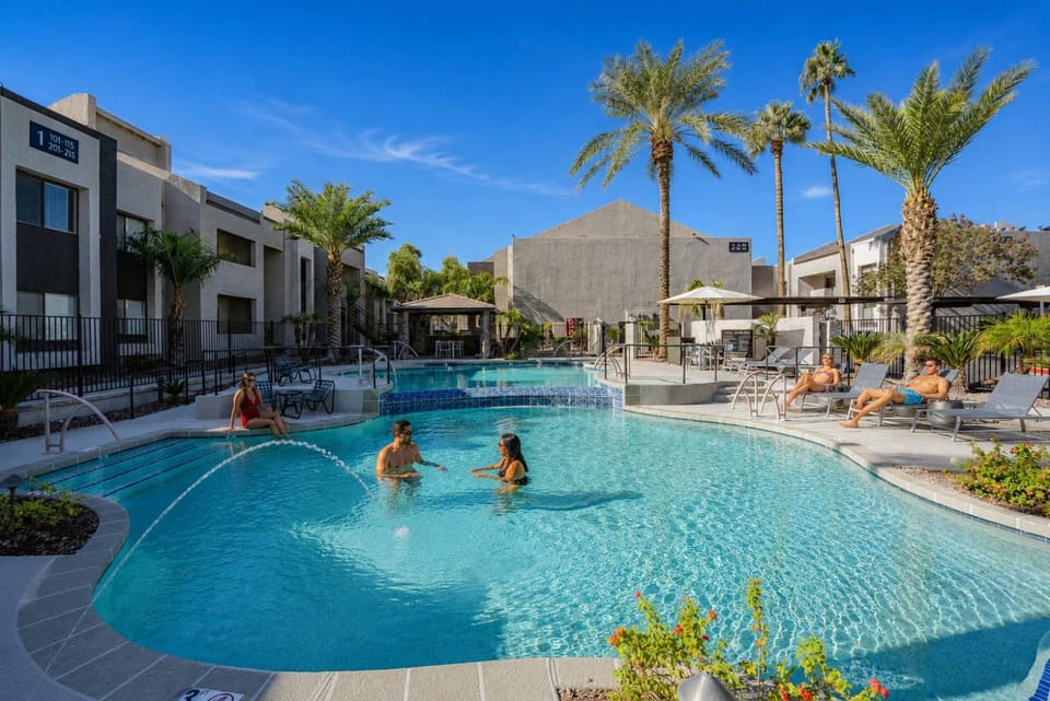 Central Location Pool Gym Balcony Parking Washer and Dryer Apartment in Scottsdale