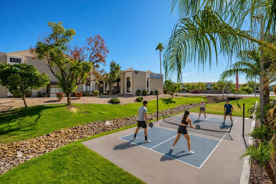 Central Location Pool Gym Balcony Parking Washer and Dryer Apartment in Scottsdale