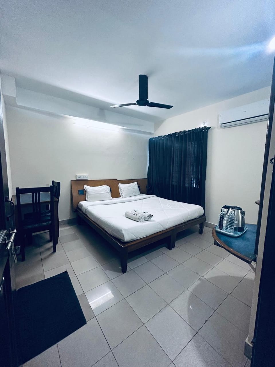 Bed, Photo of the whole room, towels, air conditioner