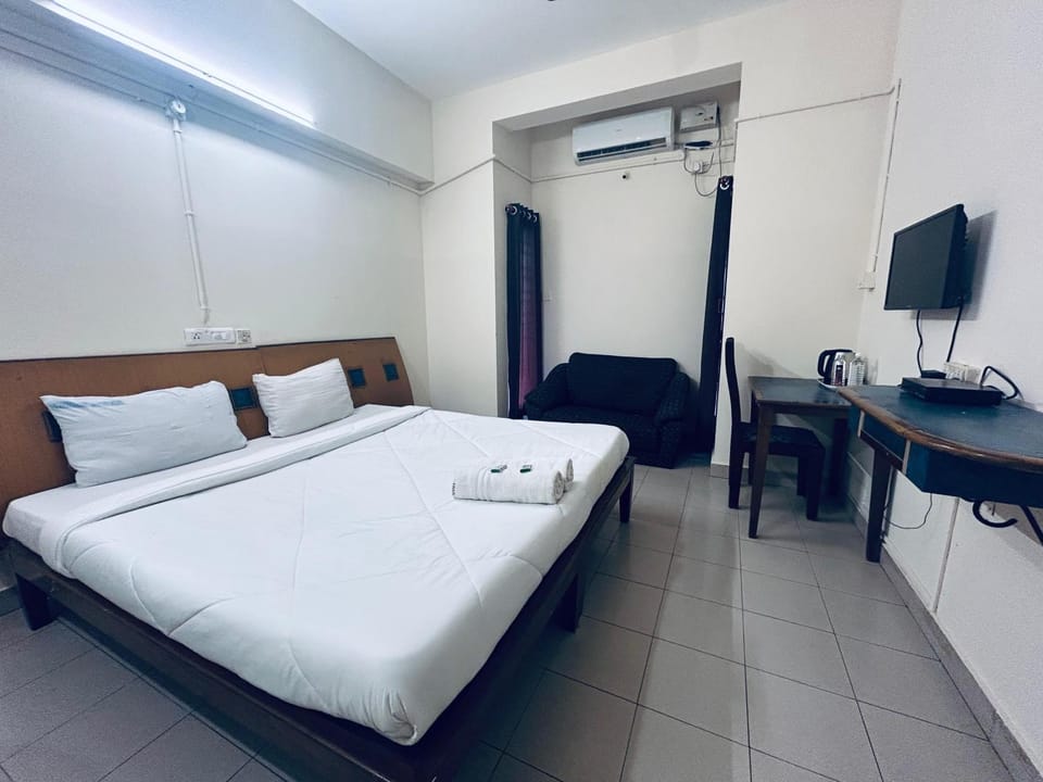 Bed, TV and multimedia, Photo of the whole room, air conditioner