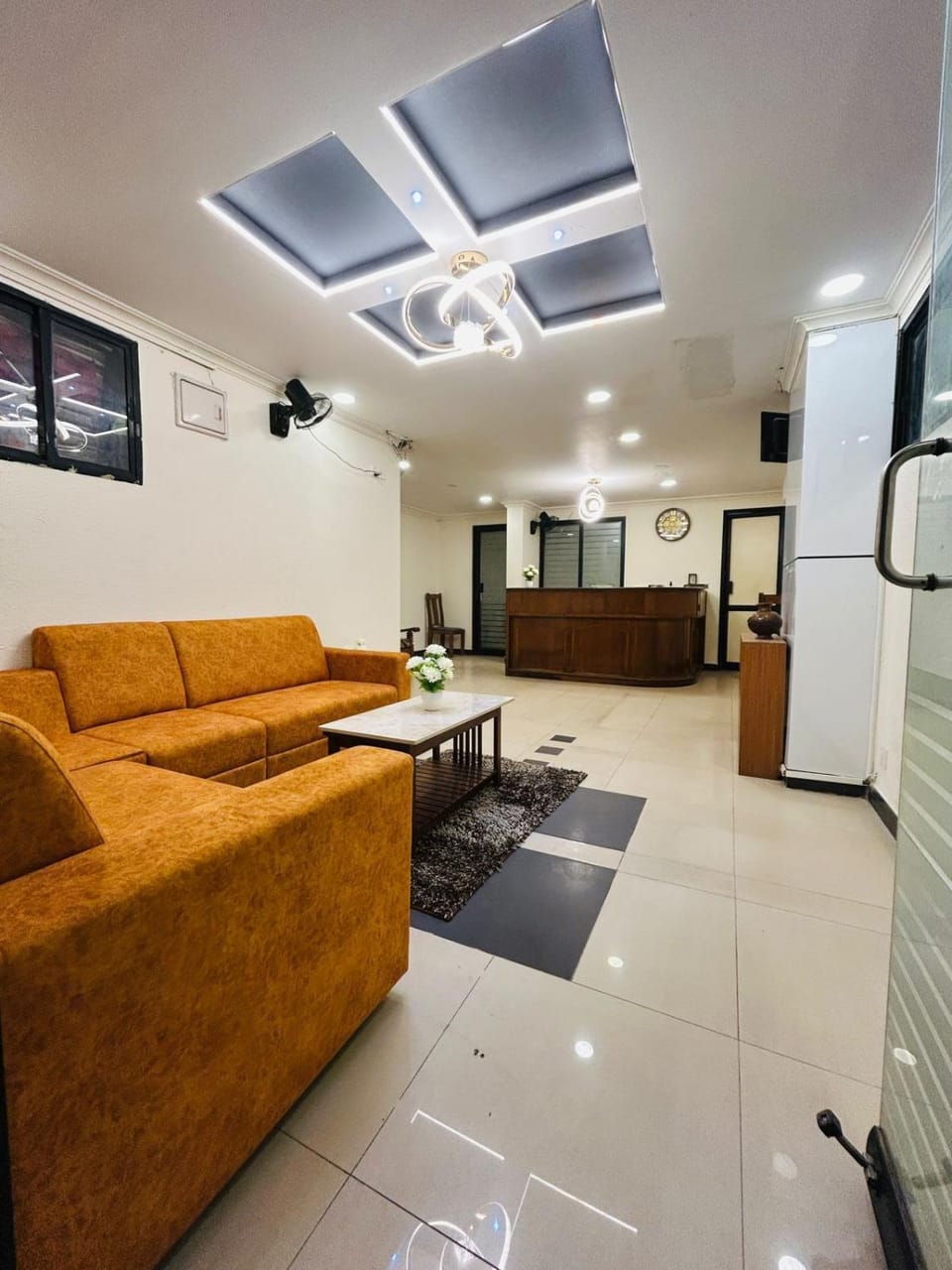 TV and multimedia, Living room, Seating area, air conditioner