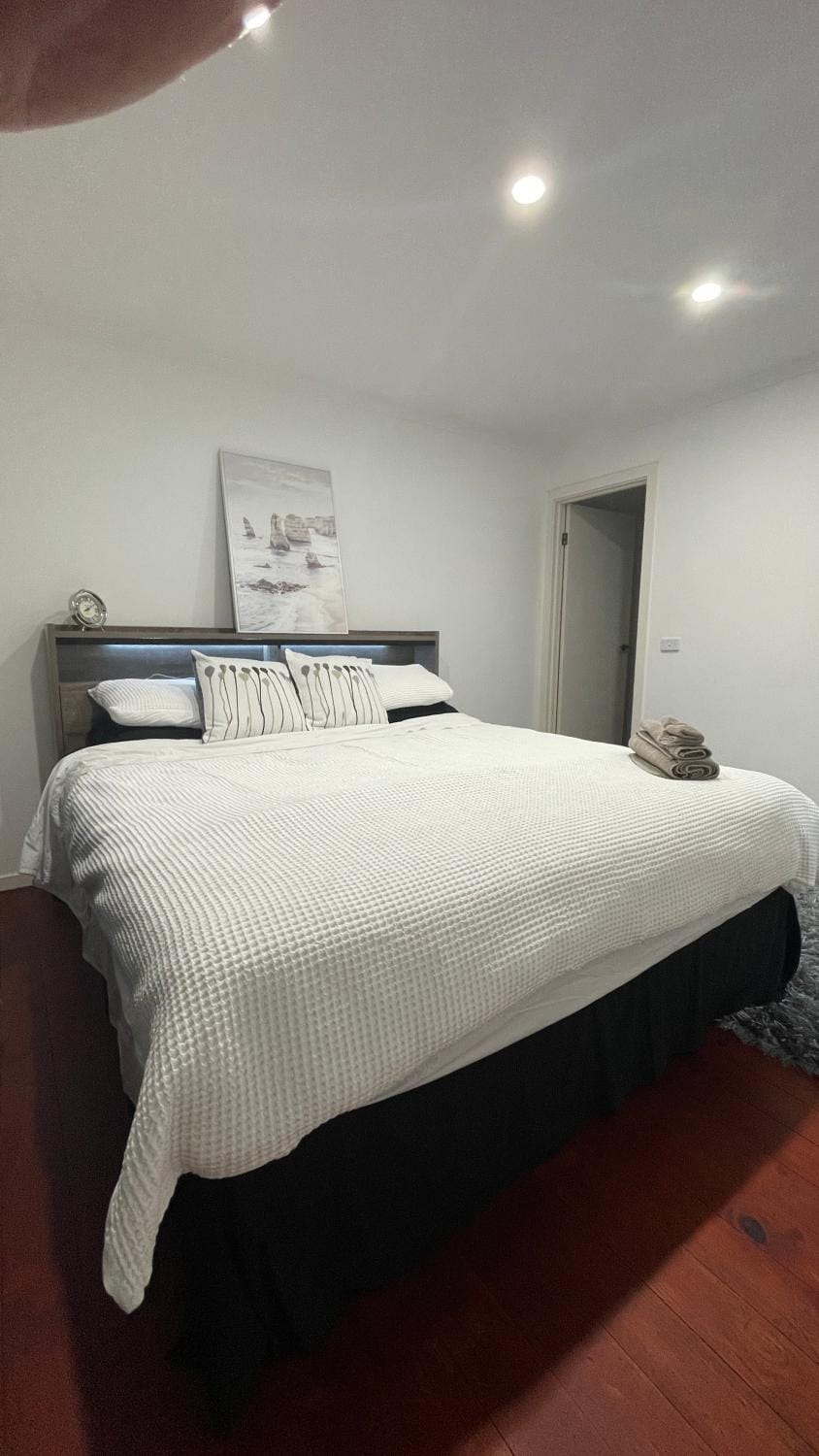 Donvale House 15KM to CBD 3 Bed rooms House in Melbourne