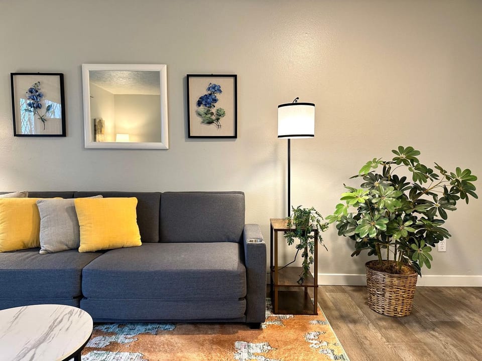 Cozy One-Bedroom Haven with Big Balcony Apartment in Vancouver