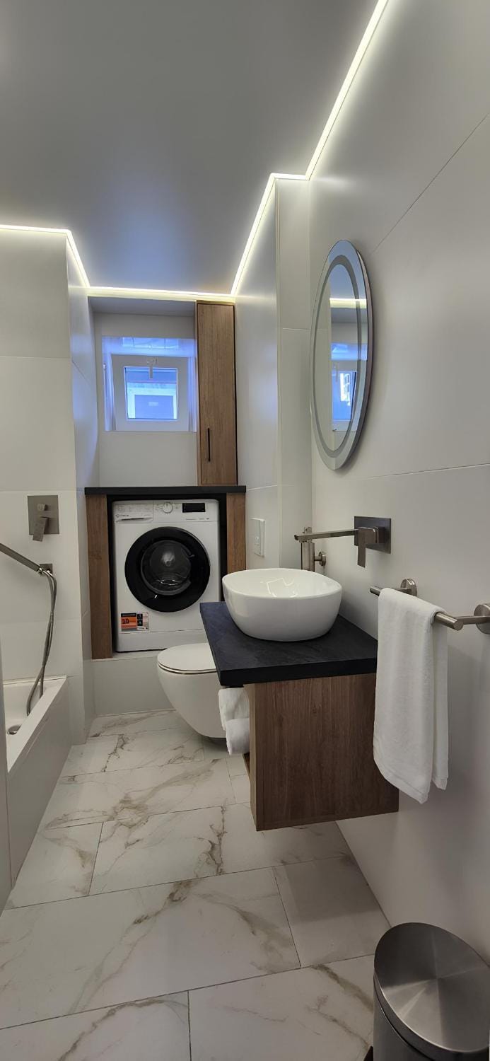 Shower, Toilet
