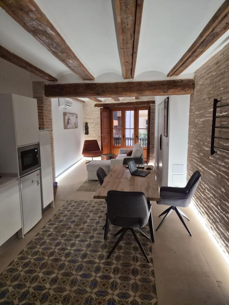 Kitchen or kitchenette, Living room, Seating area, Dining area